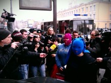 ApTrG6dCQAAtK47 ApTrG6dCQAAtK47 220x165 Полиция блокировала автобус выставку на Садовом. Online репортаж: движение продолжается